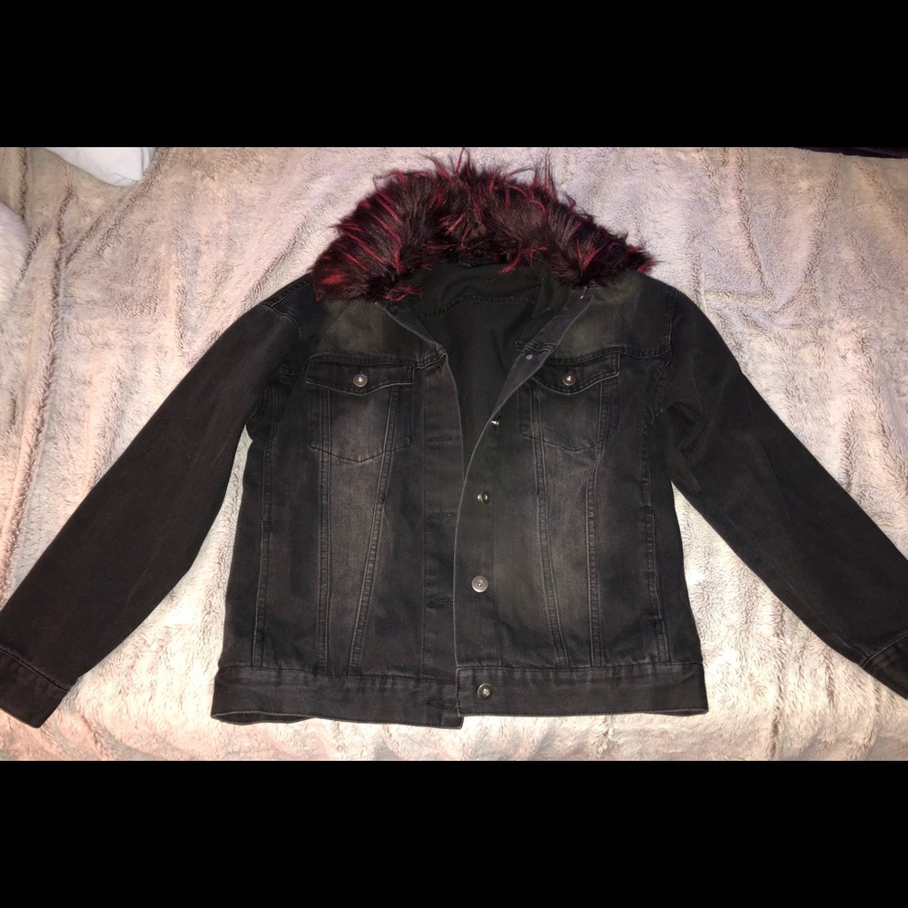 Jean jacket with fur collar
